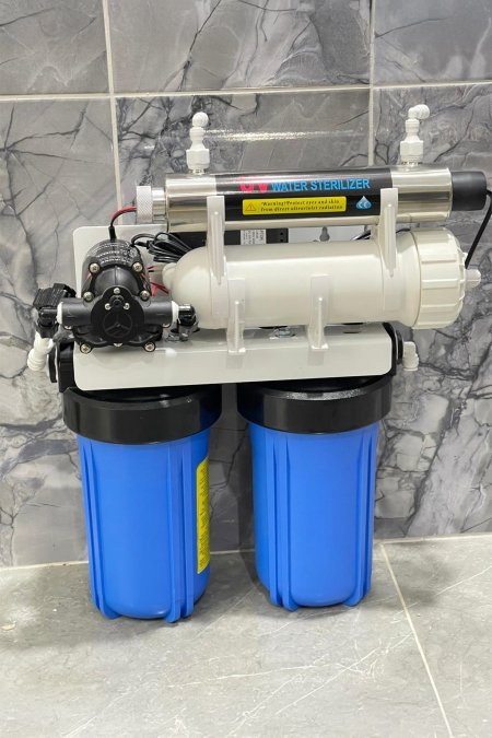 فلتر مياه مع نظام تعقيم بالأشعة فوق البنفسجية (UV)